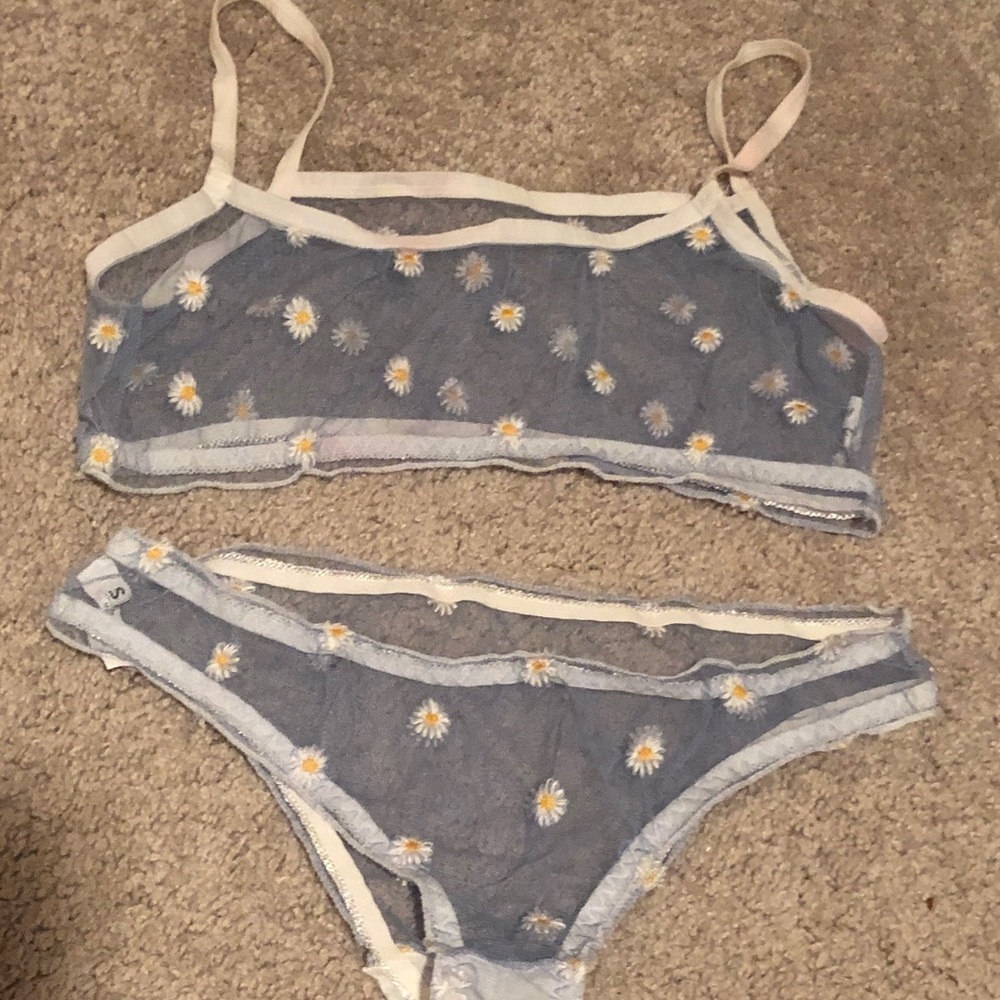 𝅺daisy Lingerie Set